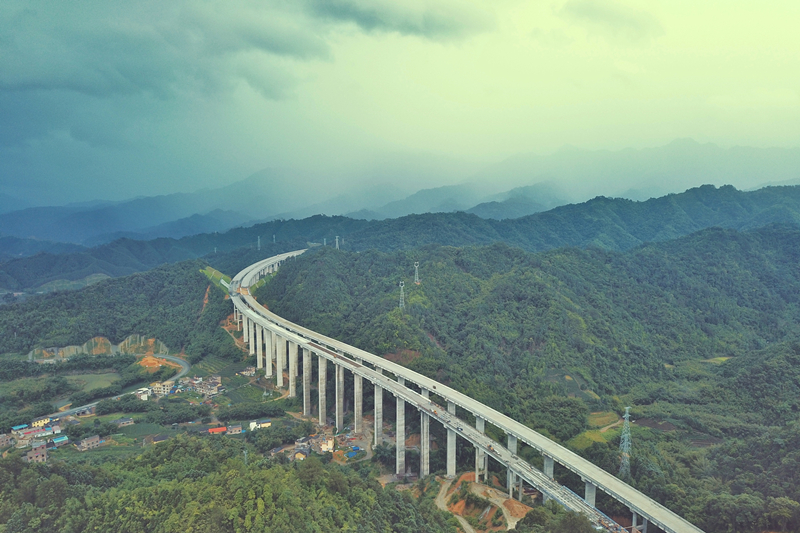 圖1:架通的佛登口二號(hào)高架大橋.jpg