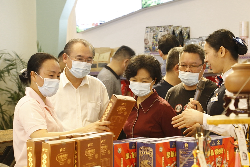 10.參觀那馬服務(wù)區(qū)扶貧產(chǎn)品展銷廳,此為廣西高速公路第一家扶貧產(chǎn)品展銷廳.JPG
